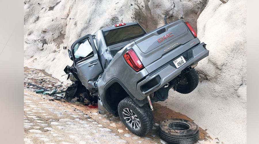  المركبة بعد اصطدامها بالجبل 
