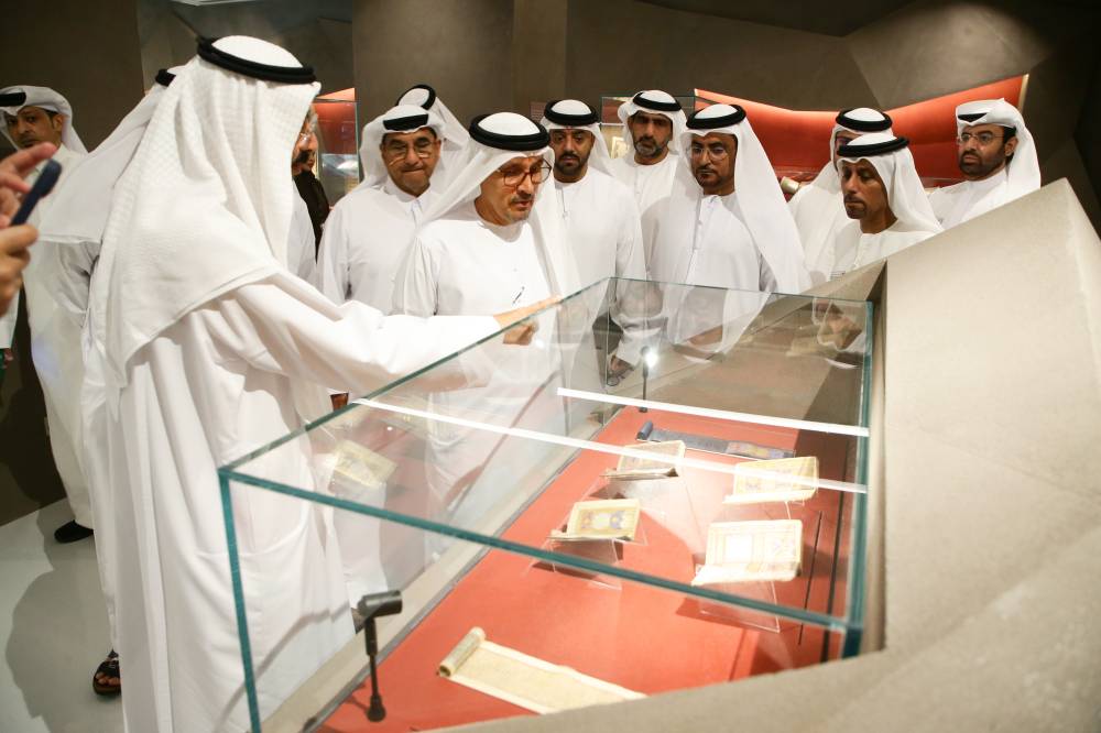 مدير عام محاكم دبي يزور مكتبة محمد بن راشد