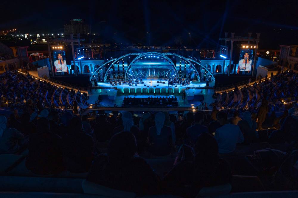 رأس سنة مبهر في مدرج خورفكان.. حسين الجسمي وأصيل هميم يحتفلان مع الجمهور
