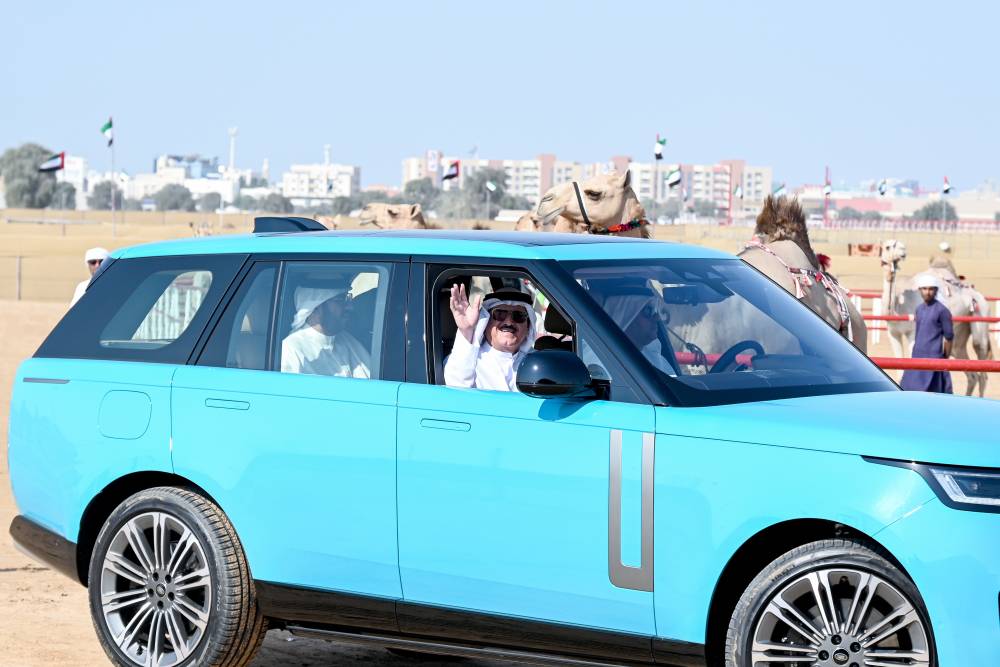 سلطان بن حمدان يتفقد مزاينة الإبل في «مهرجان محمد بن زايد للهجن»