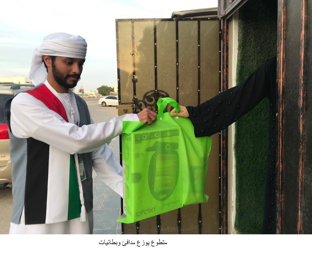 متطوع يوزع مدافئ وبطانيات