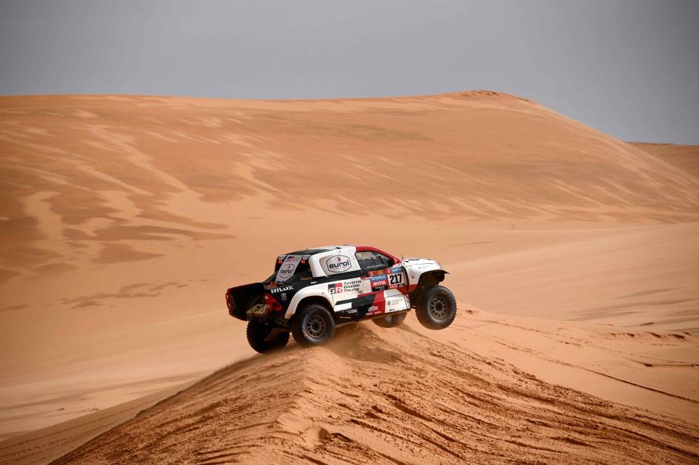 العطية يحافظ على صدارة رالي دكار.. وانقلاب سيارة ساينز