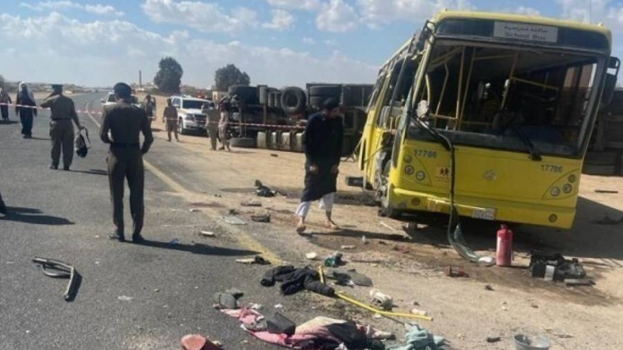 وفاة طالبة سعودية وإصابة 20 في اصطدام حافلة مدرسية بشاحنة
