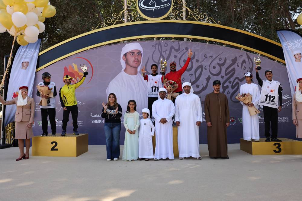 لطيفة بنت منصور وراشد بن منصور وكبار الحضور مع الفائزين