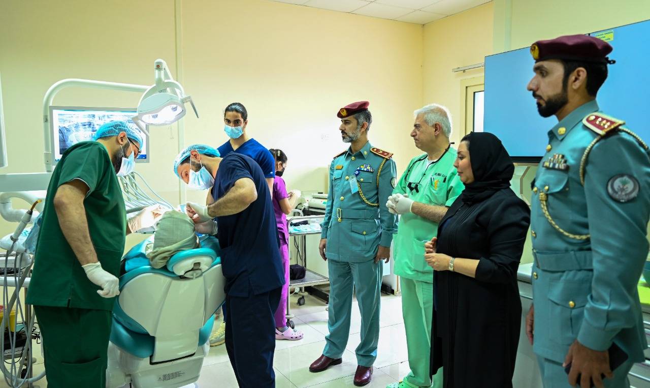 «إصلاحية الشارقة» تواصل الحملة الطبية لزراعة الأسنان للنزلاء