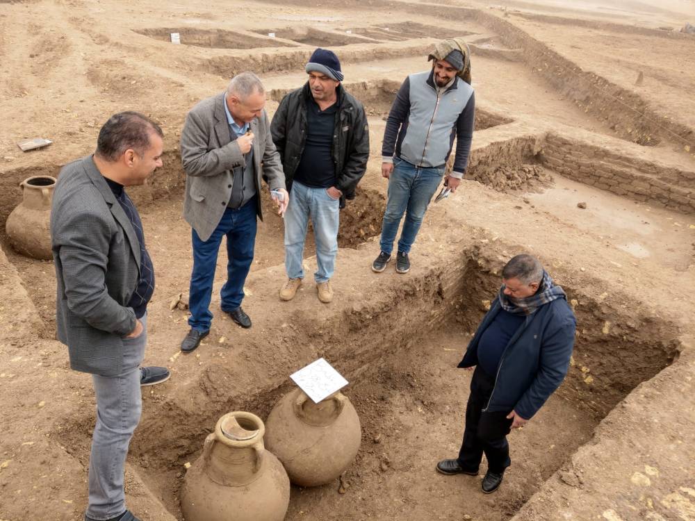 خبراء يفحصون جانباً من الآثار