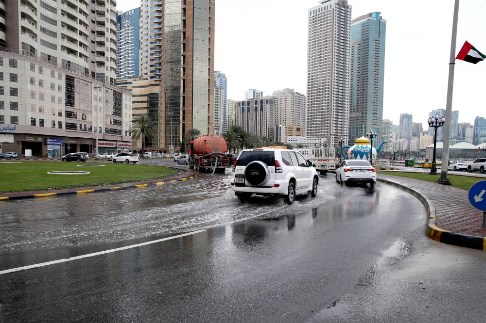 الأمطار تهطل علي الشارقة ( تصوير: هيثم الخاتم )