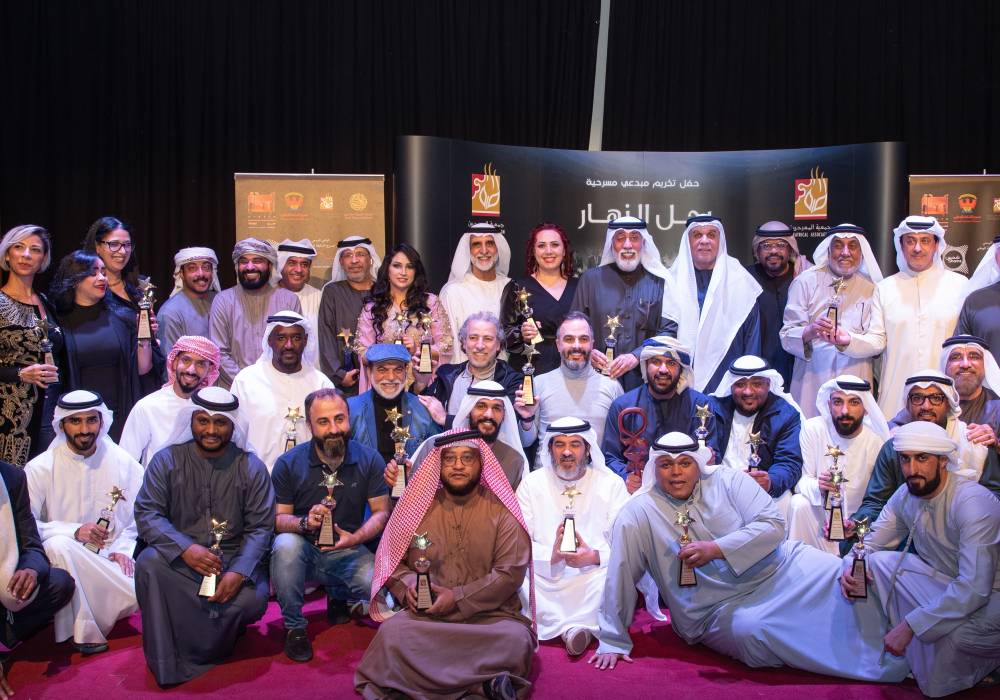 إسماعيل عبد الله وأحمد الجسمي وحبيب غلوم ومحمد يوسف ومحمد العامري مع المكرمين 