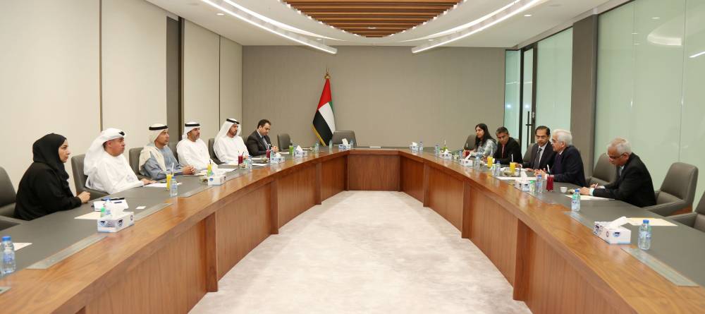 بالعمى والمحافظ الهندي خلال اللقاء بحضور وفدي البلدين 