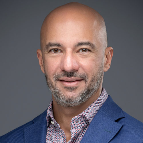 أوراق نقدية من الدولار الأمريكي والفرنك السويسري والجنيه الإسترليني واليورو (رويترز) 