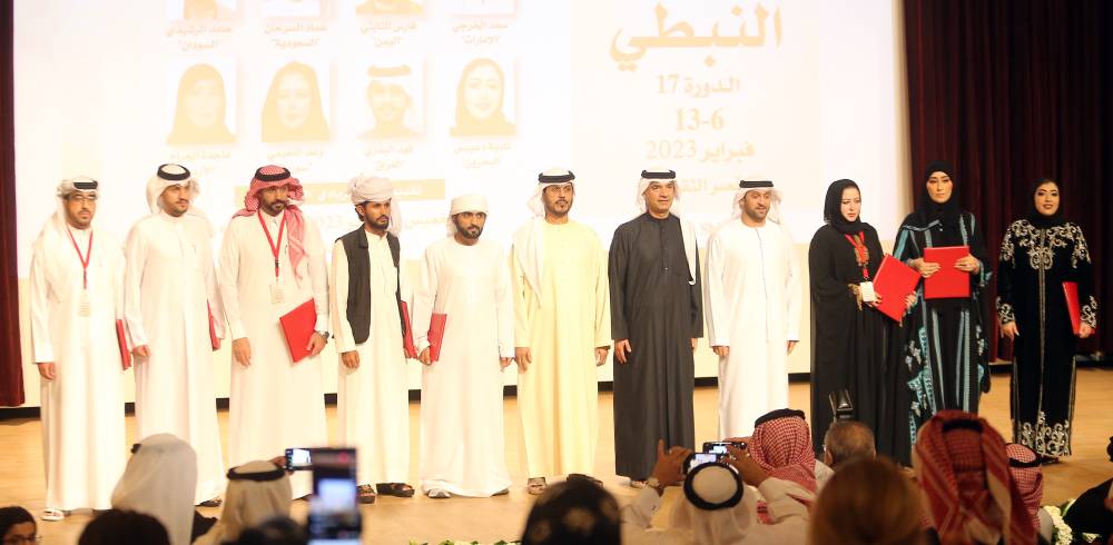 عبد الله العويس ومحمد القصير وبطي المظلوم مع المشاركين في الأمسية
(تصوير: محمد الطاهر)