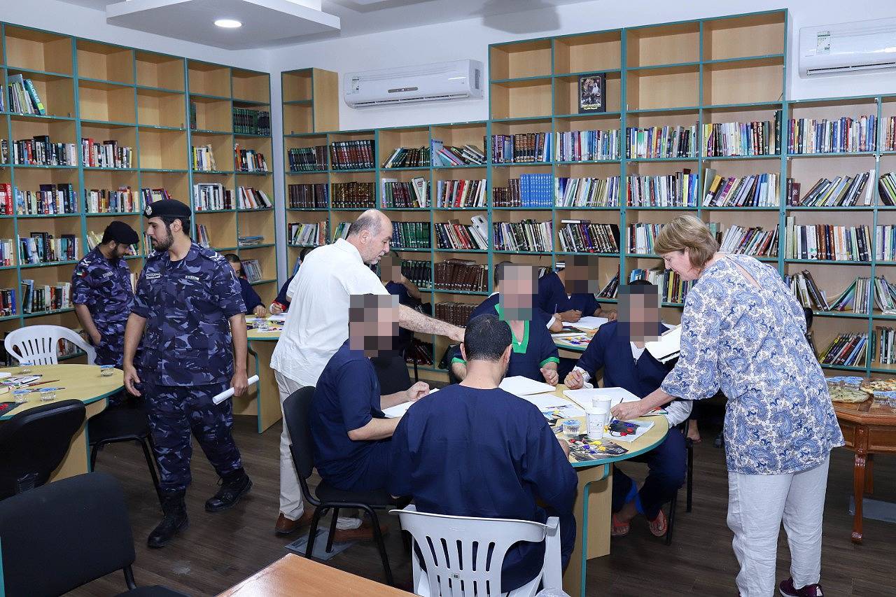 إقبال لافت من النُزلاء والنزيلات على مكتبة السجن في رأس الخيمة