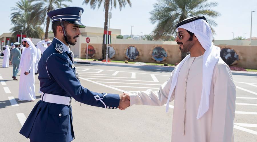 خليفة بن طحنون يشارك أبناء الشهداء حفل تخرجهم في كلية الشرطة بأبوظبي