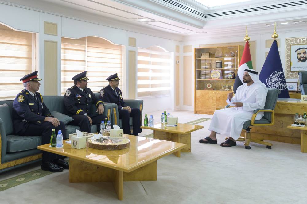 سيف بن زايد يلتقي طلبة كلية الشرطة من خريجي أمريكا وكندا