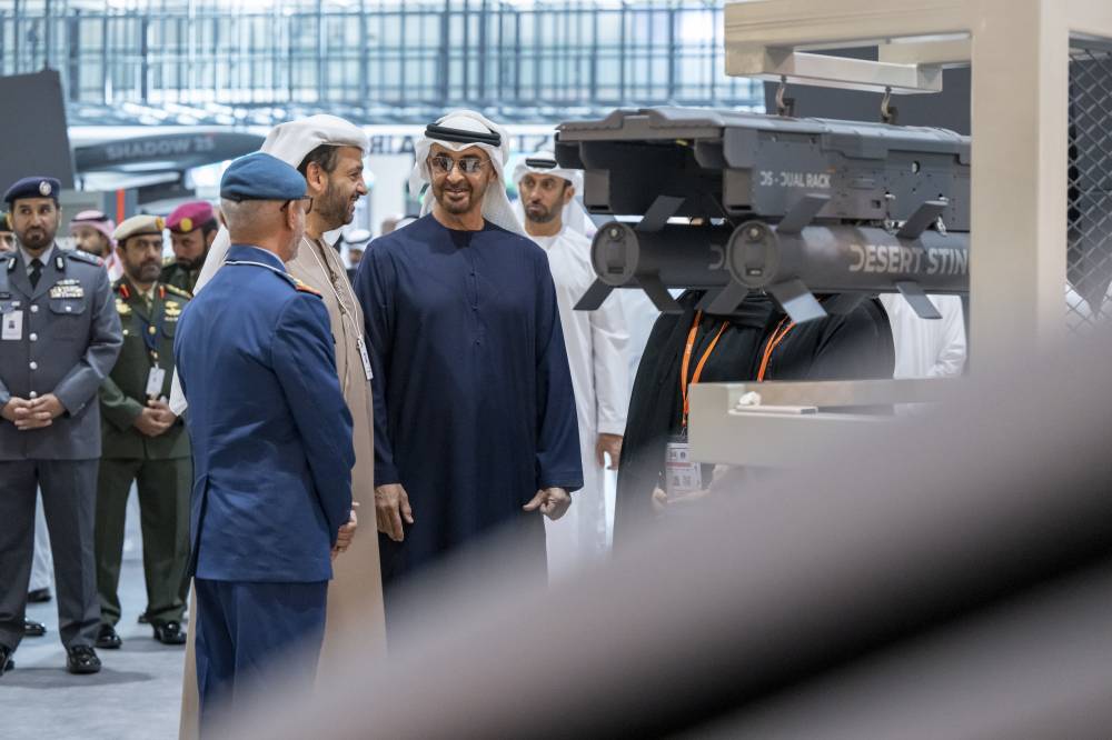 محمد بن زايد خلال جولته في المعرض