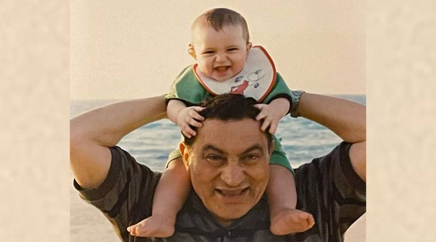مصر.. حفيد مبارك يكشف صورة «غير رسمية» لجده الراحل