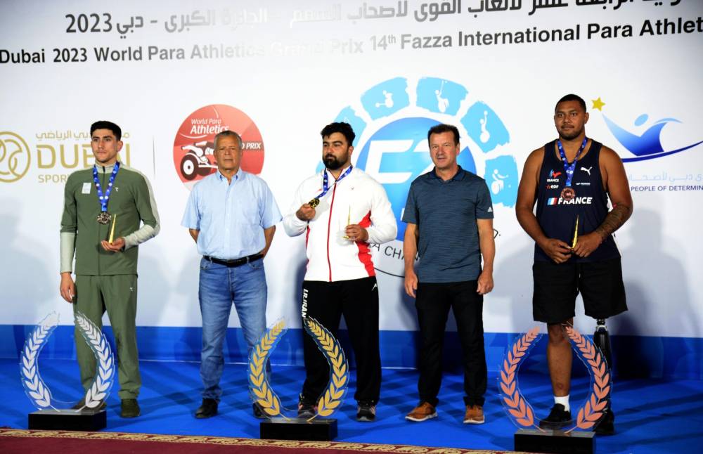 دونجا يتوج الأبطال