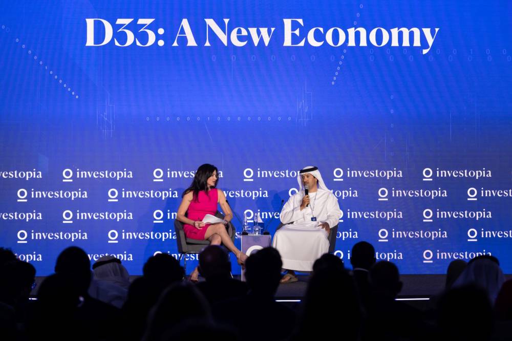 هلال المري متحدثاً خلال الجلسة
