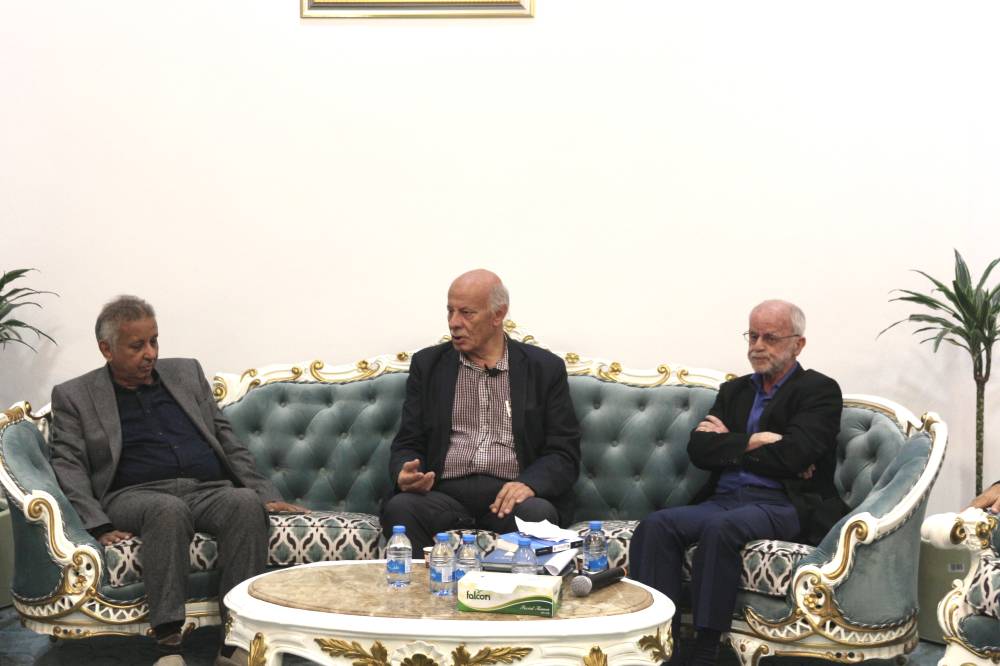 عمر عبد العزيز ومحمد قدورة وأسامة مرة خلال الجلسة 