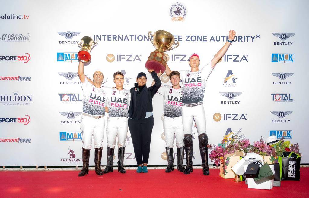 ميثاء بنت محمد تتوسط الفريق البطل