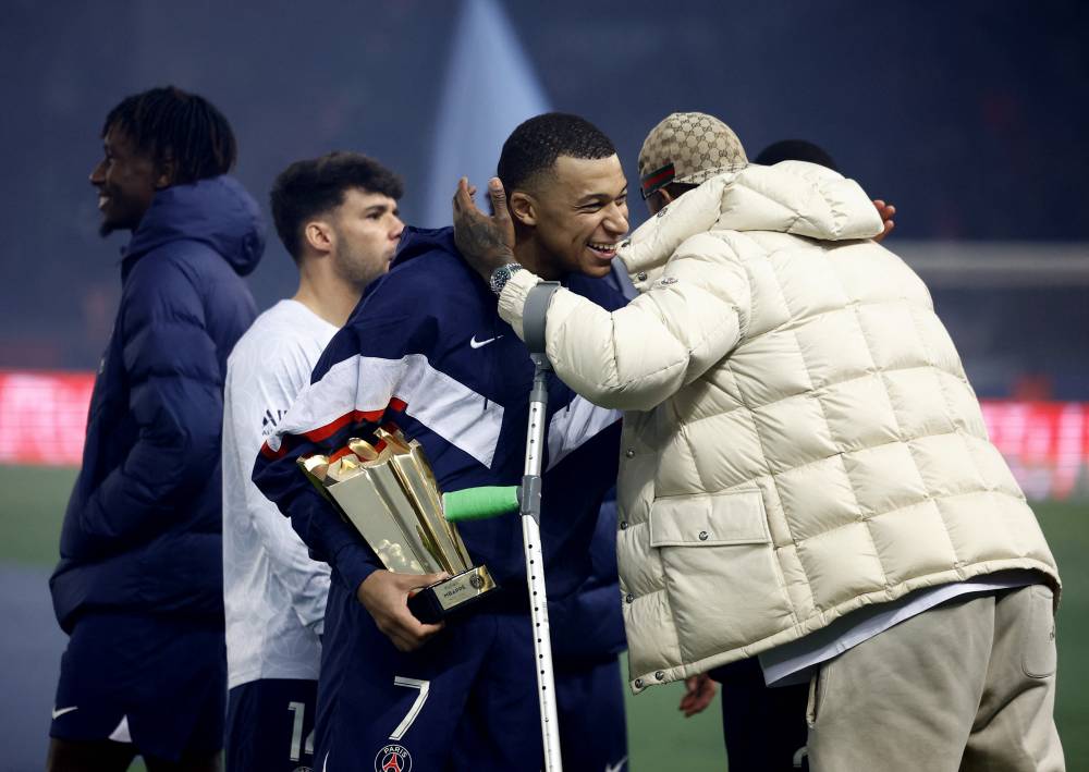 كيمبيبي يهنئ مبابي على جائزة الهداف التاريخي