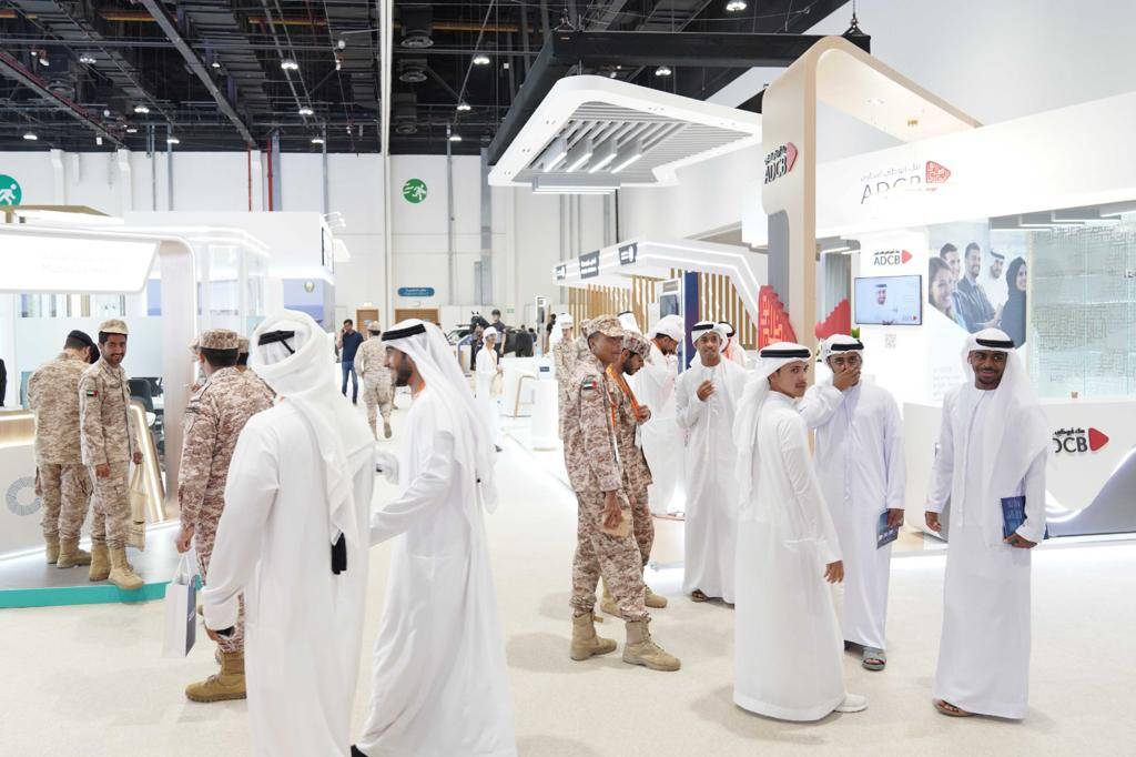 مشاركون في المعرض 