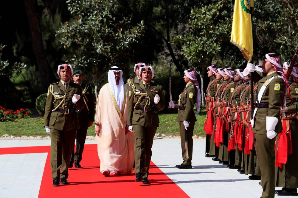 الشيخ خليفة بن محمد بن خالد يستعرض حرس الشرف