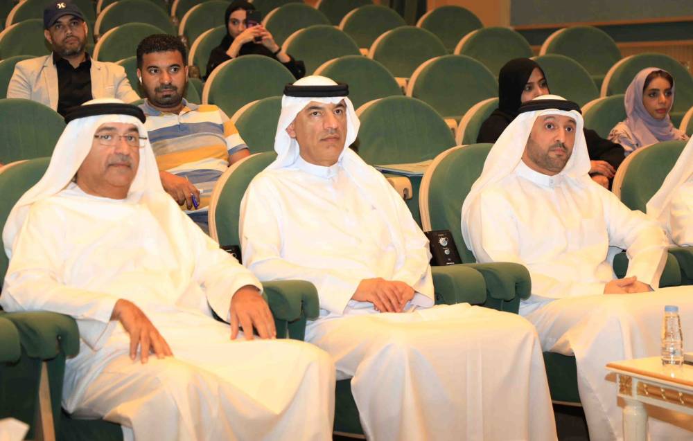 عبد الله العويس ومحمد القصير وأحمد بورحيمة خلال المؤتمر الصحفي