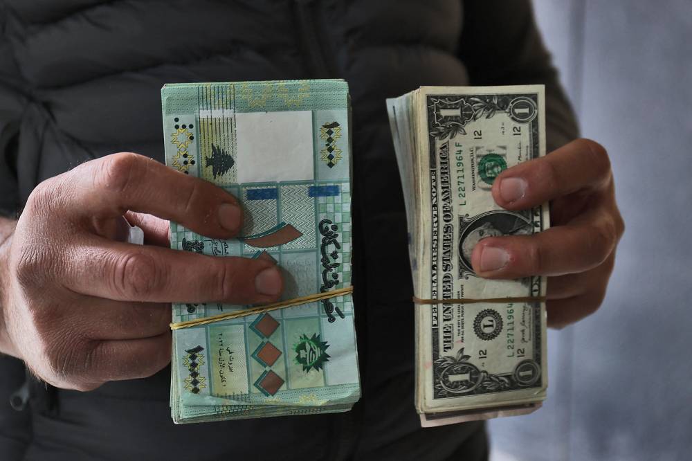 لبنان.. الدولار يرسخ مركزه فوق 100 ألف ليرة