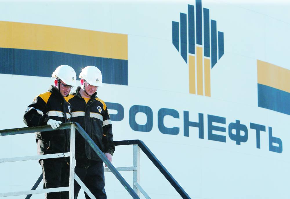 عمال في شركة روسنفت غرب سيبيريا في روسيا (رويترز)