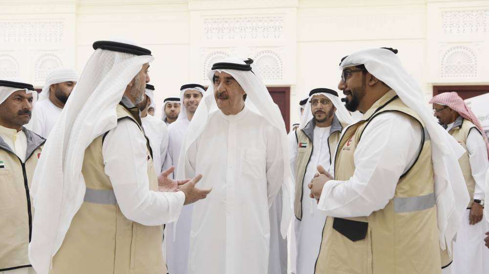 المعلا يطلع على جهود المتطوعين المشاركين في حملة «جسور الخير»