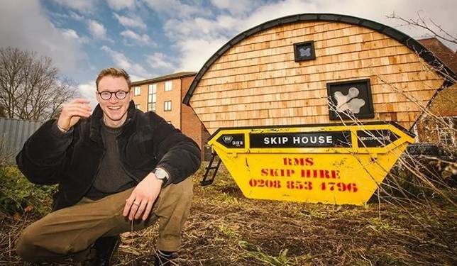 المهندس وخلفه المنزل