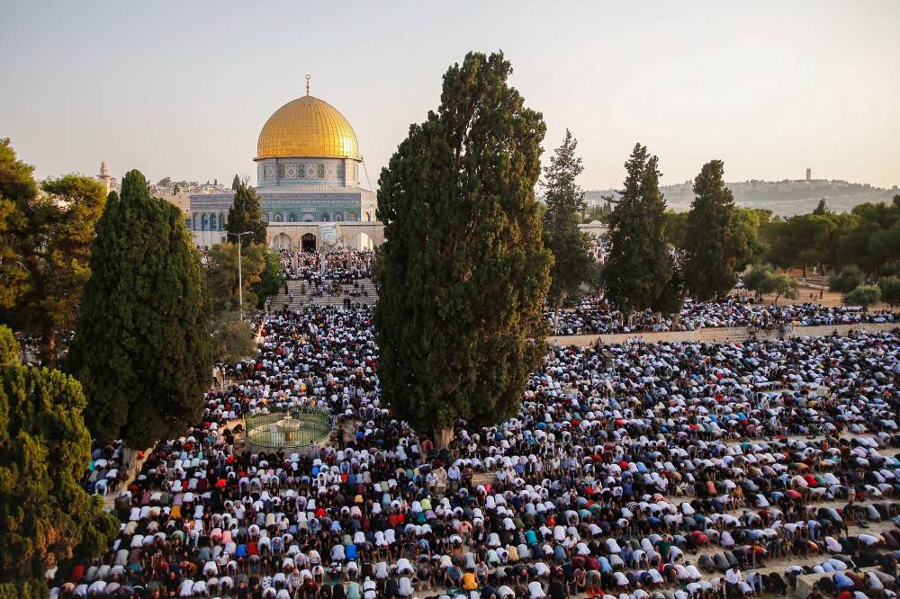 100 ألف مصل في «الجمعة الأولى» من رمضان بالمسجد الأقصى