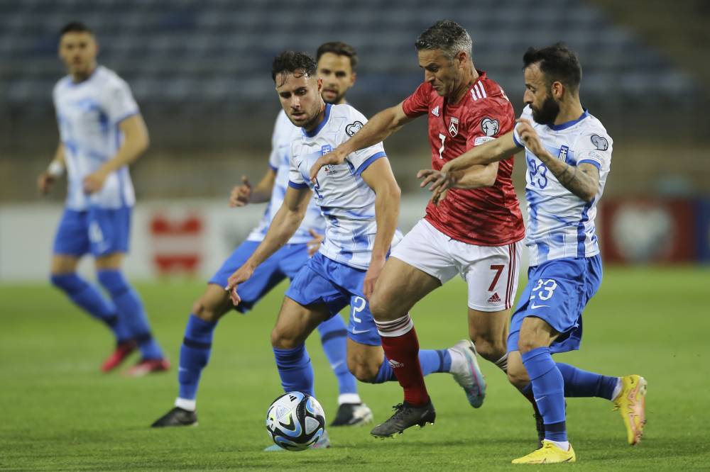 كاسكاريا يراوغ لاعبي اليونان 