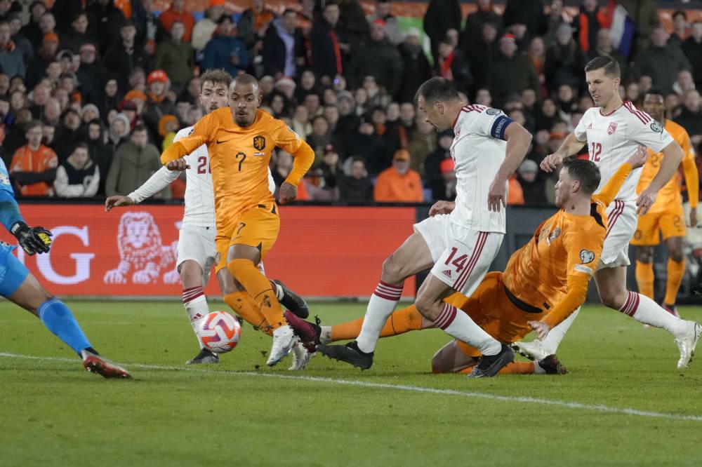 هولندا تهزم جبل طارق بثلاثية وتعوض خسارة الرباعية