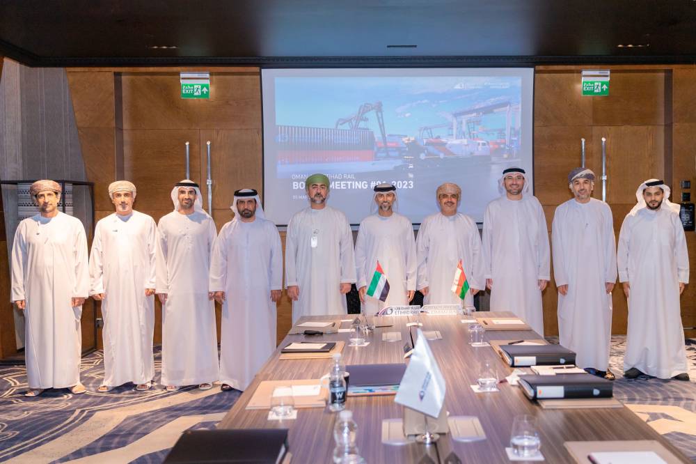 متابعة سير العمل في مشروع شبكة السكك الحديدية العُمانية الإماراتية