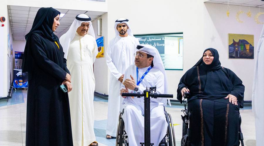 حصة بوحميد خلال الزيارة بحضور جلفار والعصيمي