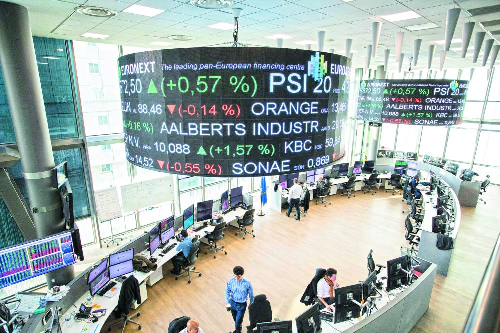 أسهم أوروبا تتراجع بعد بيانات تشير لضعف التعافي الاقتصادي