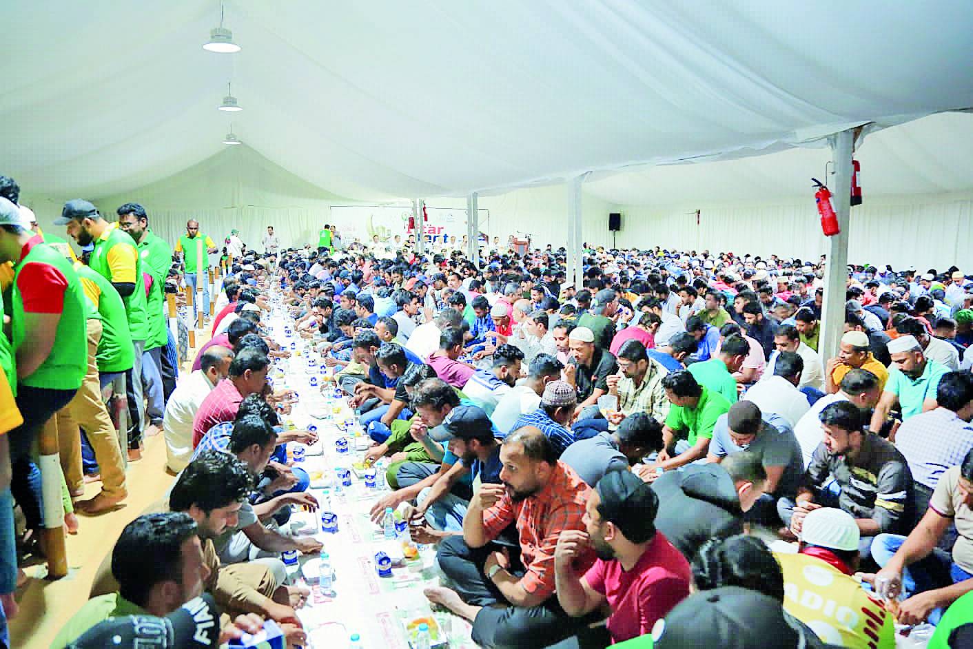 موائد رمضانية لـ 4500 عامل بحديقة الصجعة و«خيمة الشارقة»