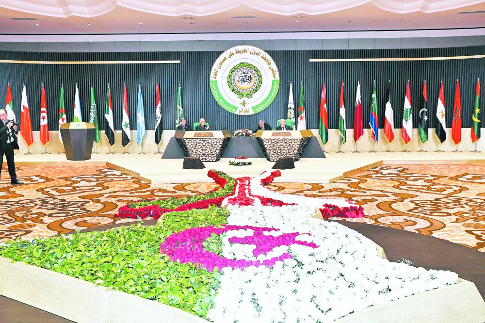 الرئيس الجزائري عبد المجيد تبون والأمين العام لجامعة الدول العربية أحمد أبو الغيط يحضران الجلسة الختامية للقمة (رويترز)