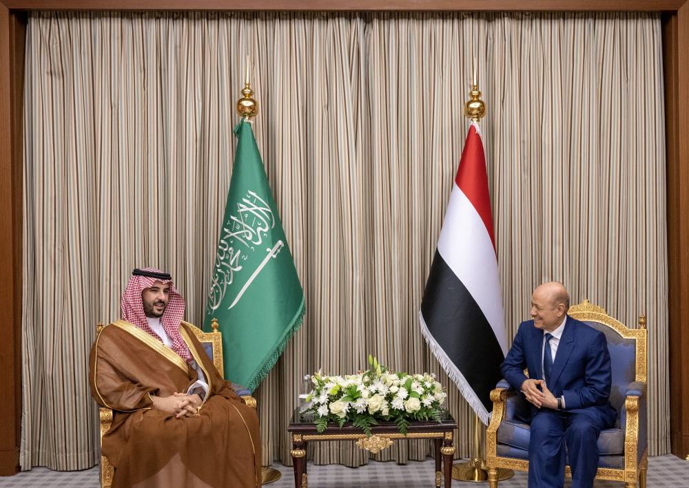 رئيس مجلس القيادة اليمني ووزير الدفاع السعودي خلال لقائهما في الرياض