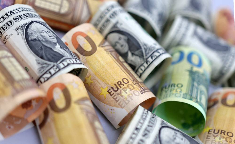 أوراق نقدية من الدولار الأمريكي واليورو   (رويترز)