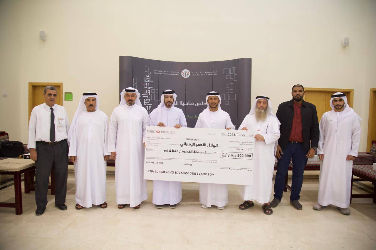 خلال تسليم شيك التبرع