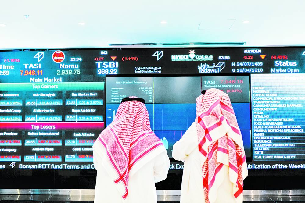 متعاملان في البورصة السعودية