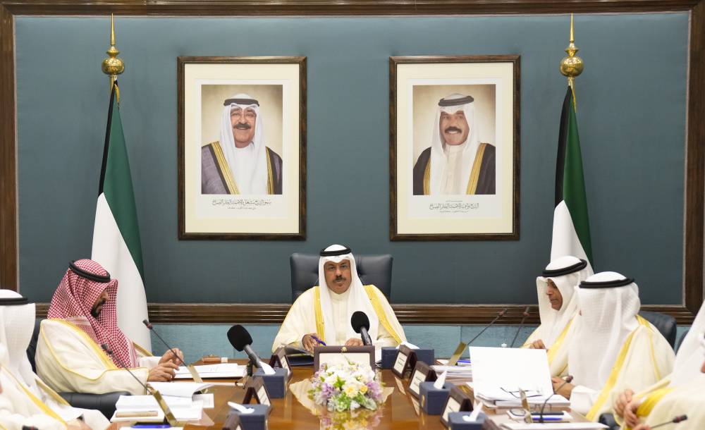 الشيخ أحمد نواف خلال ترؤوسه الجلسة الأولى لمجلس الوزراء الجديد (كونا)