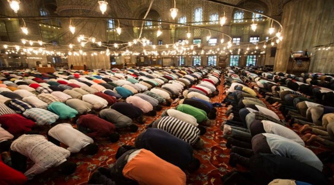 حكم ترك العامل مكان عمله لأداء صلاة التراويح