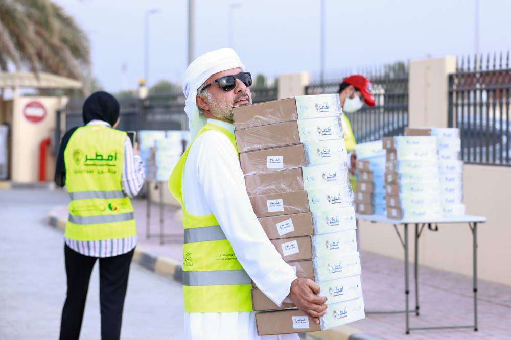 الحمري خلال مشاركته في أحد الأعمال التطوعية