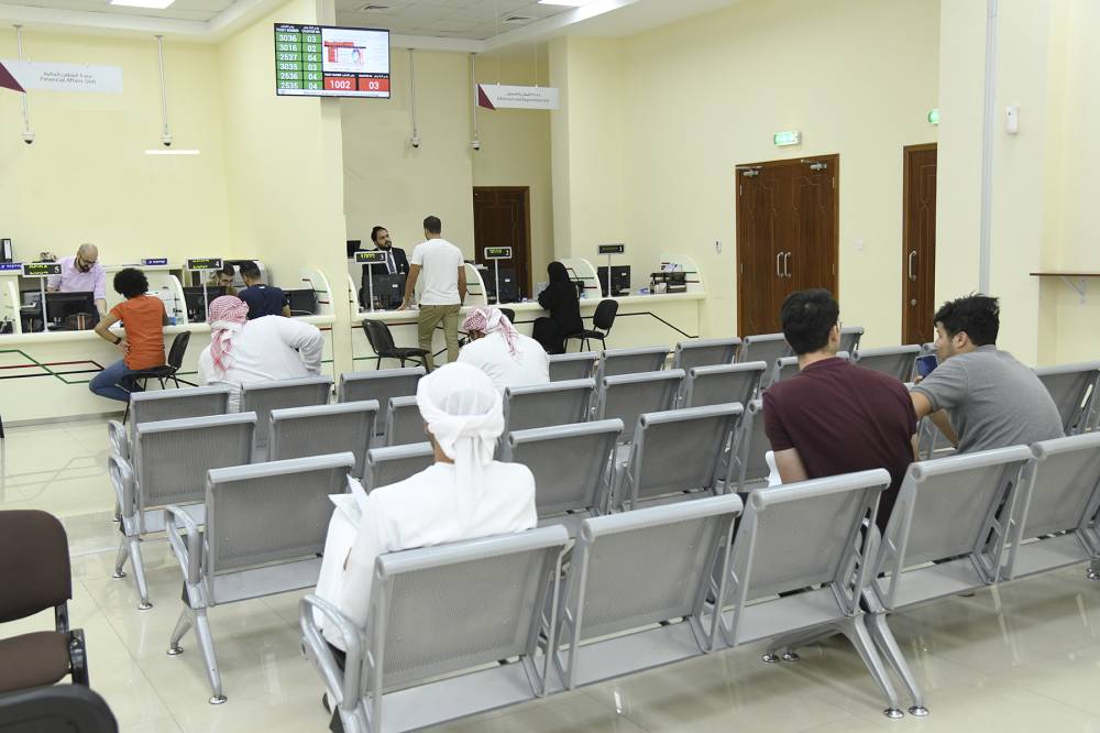 طلاب خلال زيارة إحدى الجامعات في الدولة للإطلاع على الرسوم