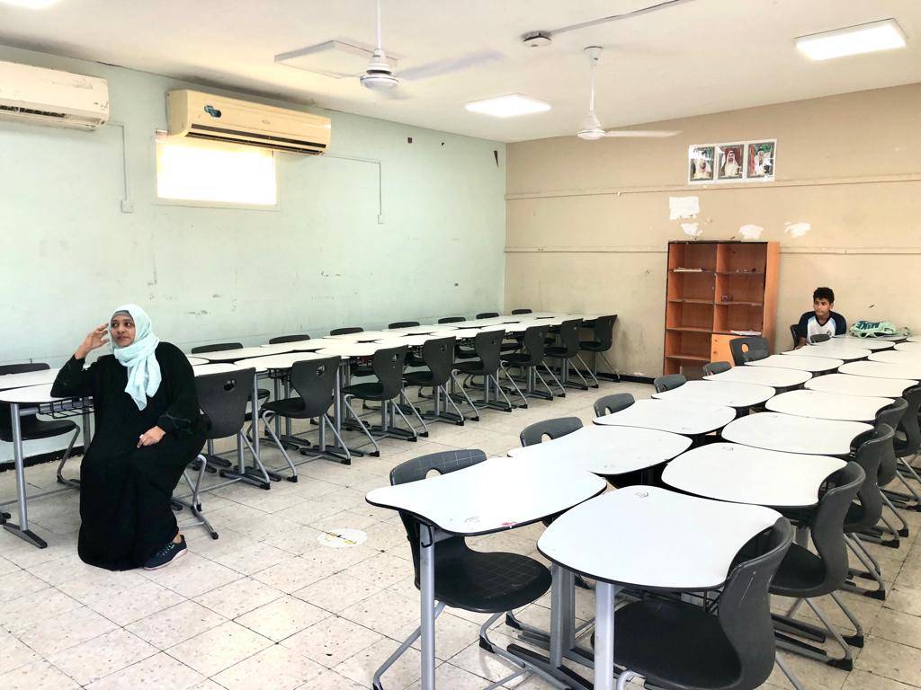 طالب واحد في الفصل والمعلمة تحاول تدارج الموقف