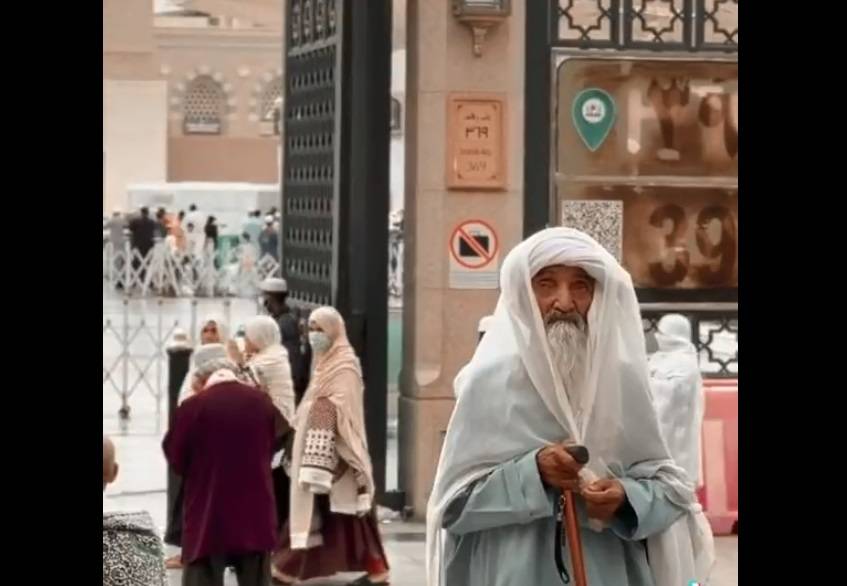 «كأنه من زمن آخر».. مسن في المسجد النبوي يشعل مواقع التواصل